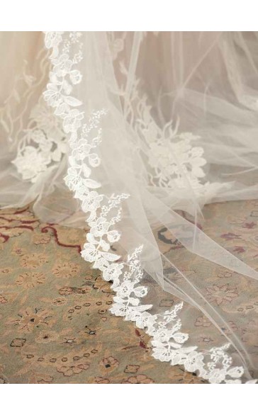 One-tier Lace Applique Edge Chapel Bridal Veils With Lace